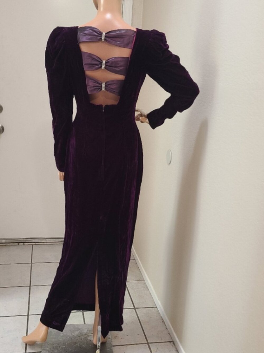 VINTAGE 1980s LONG VELVET COLUMN DRESS PEEKABOO BOW BACK MUTTON SLEEVES sz 7/8